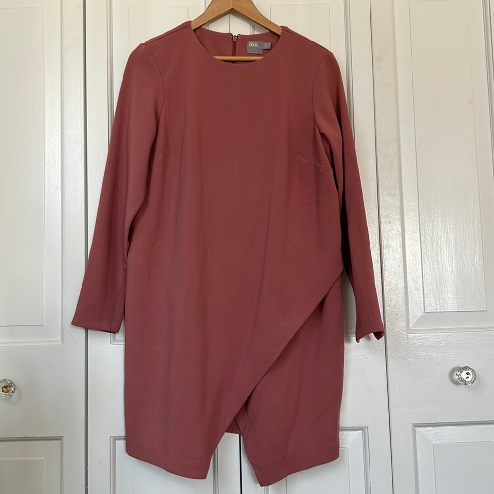 Long sleeve dusty pink sheath dress with v hem.